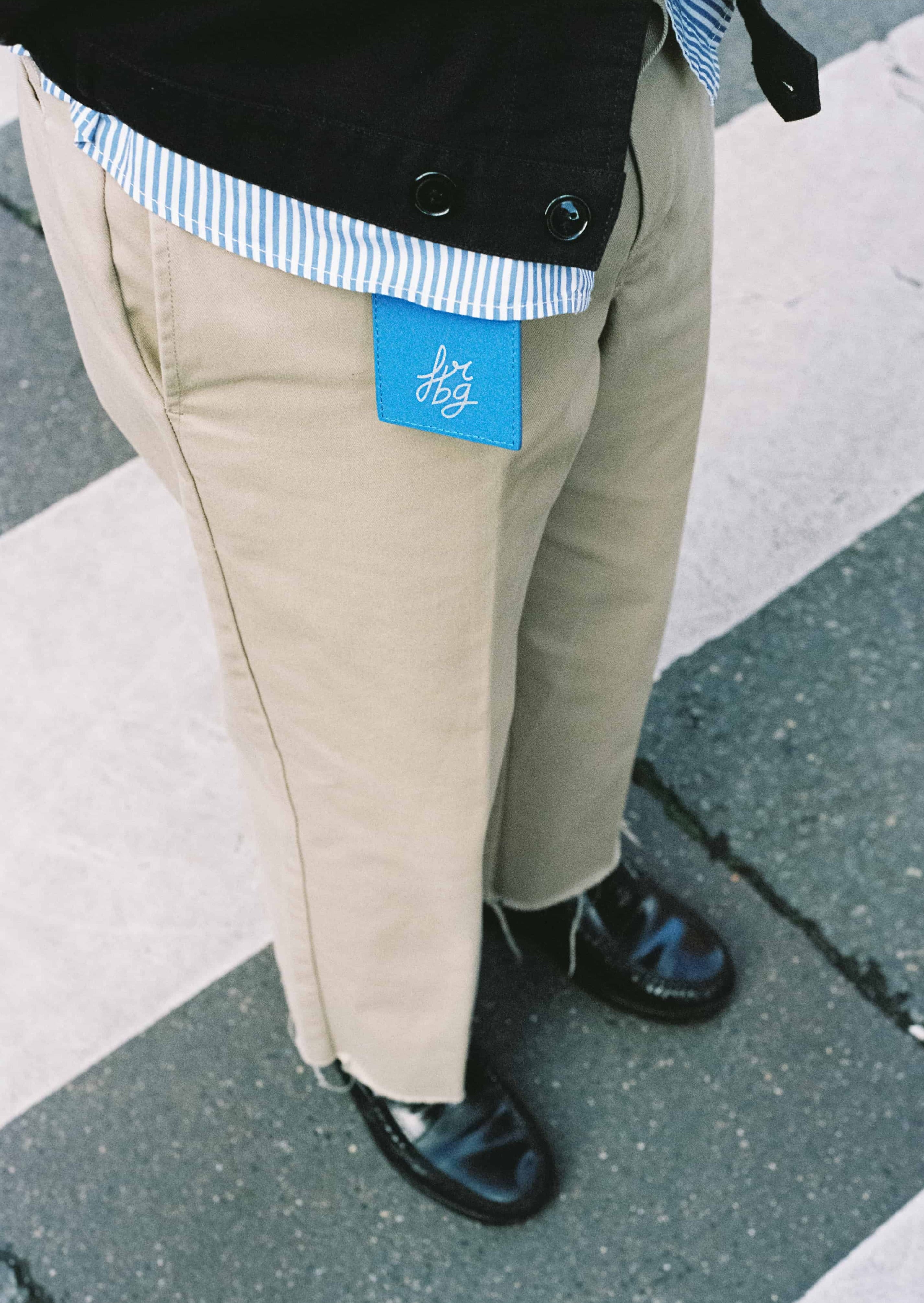 Pantalon beige avec Porte-étiquette bleue, chaussures noires