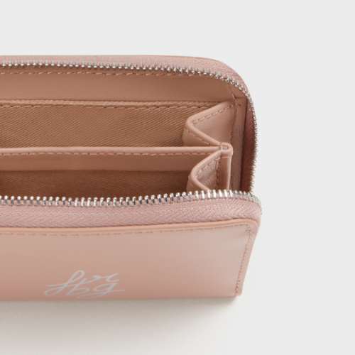 Portefeuille rose clair ouvert avec plusieurs compartiments et fermeture éclair argentée