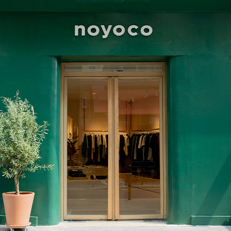 Entrée de la boutique Noyoco avec une plante en pot