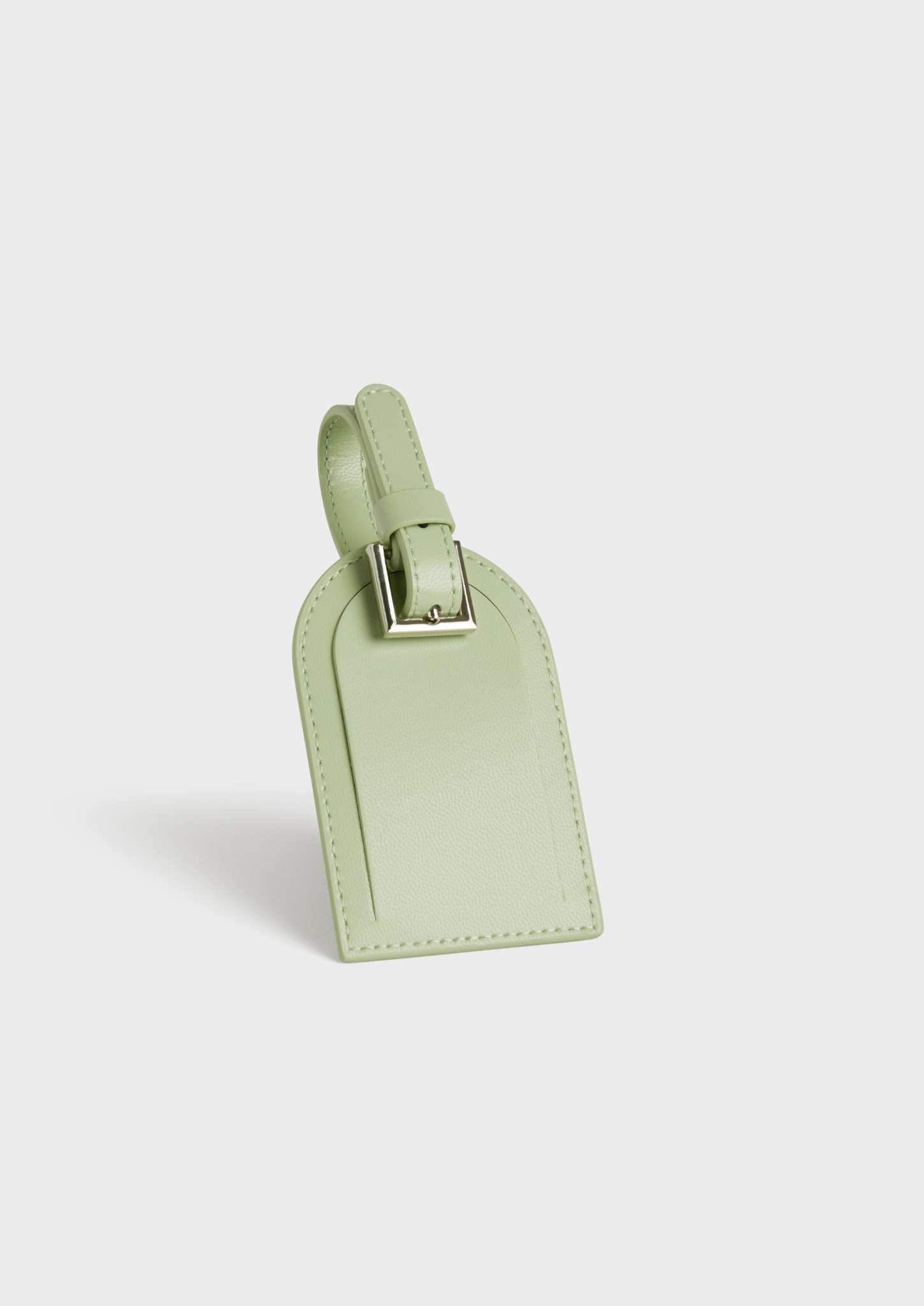 Porte-étiquette de bagage vert clair avec boucle argentée et couture