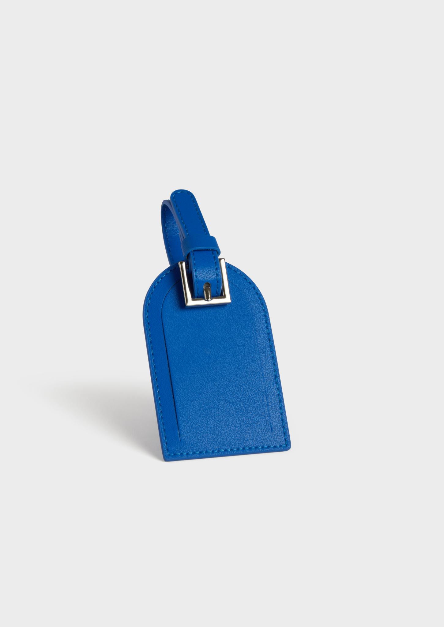 Porte-étiquette de bagage bleu avec boucle argentée et couture