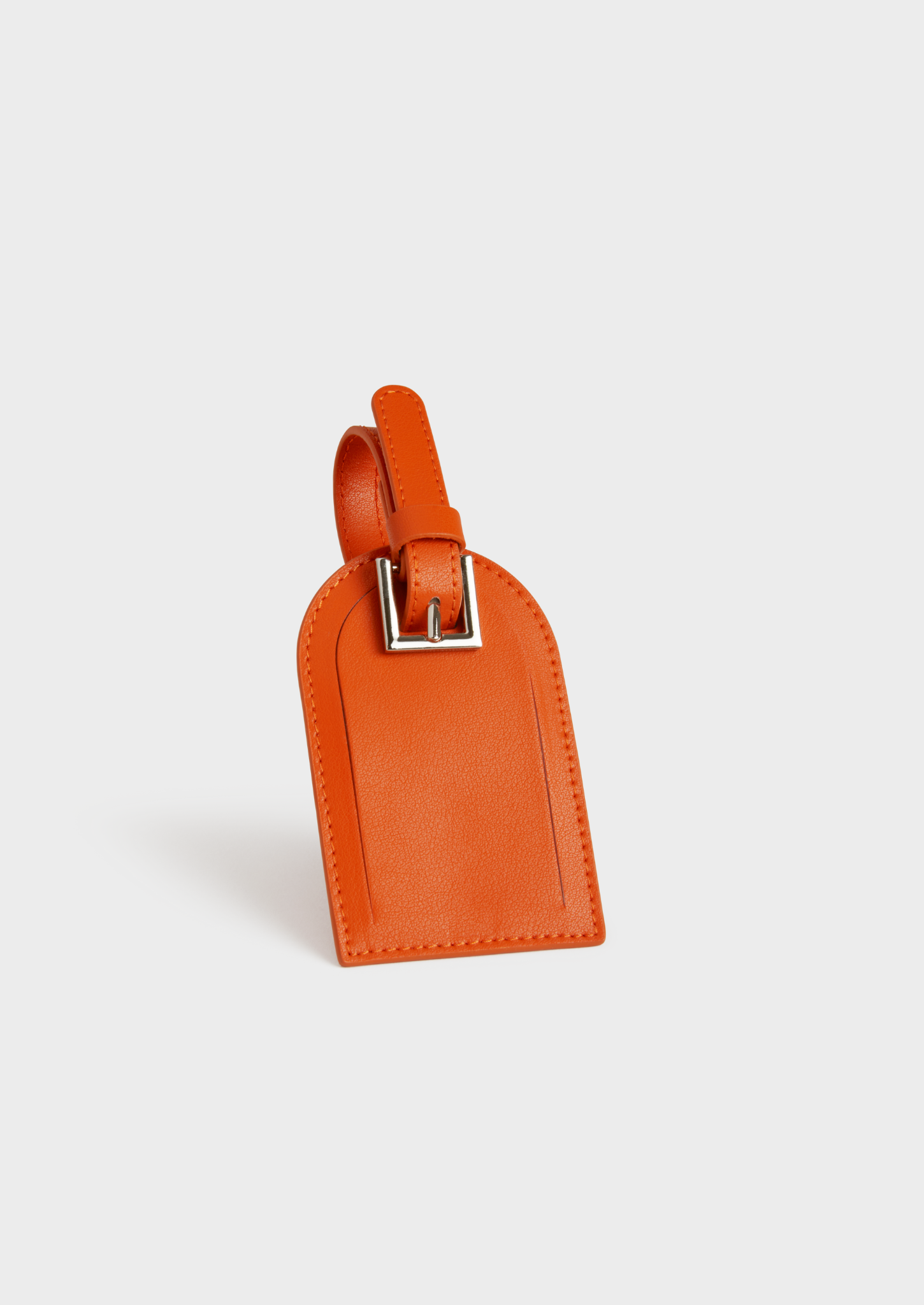 Porte-étiquette de bagage orange avec boucle argentée et couture