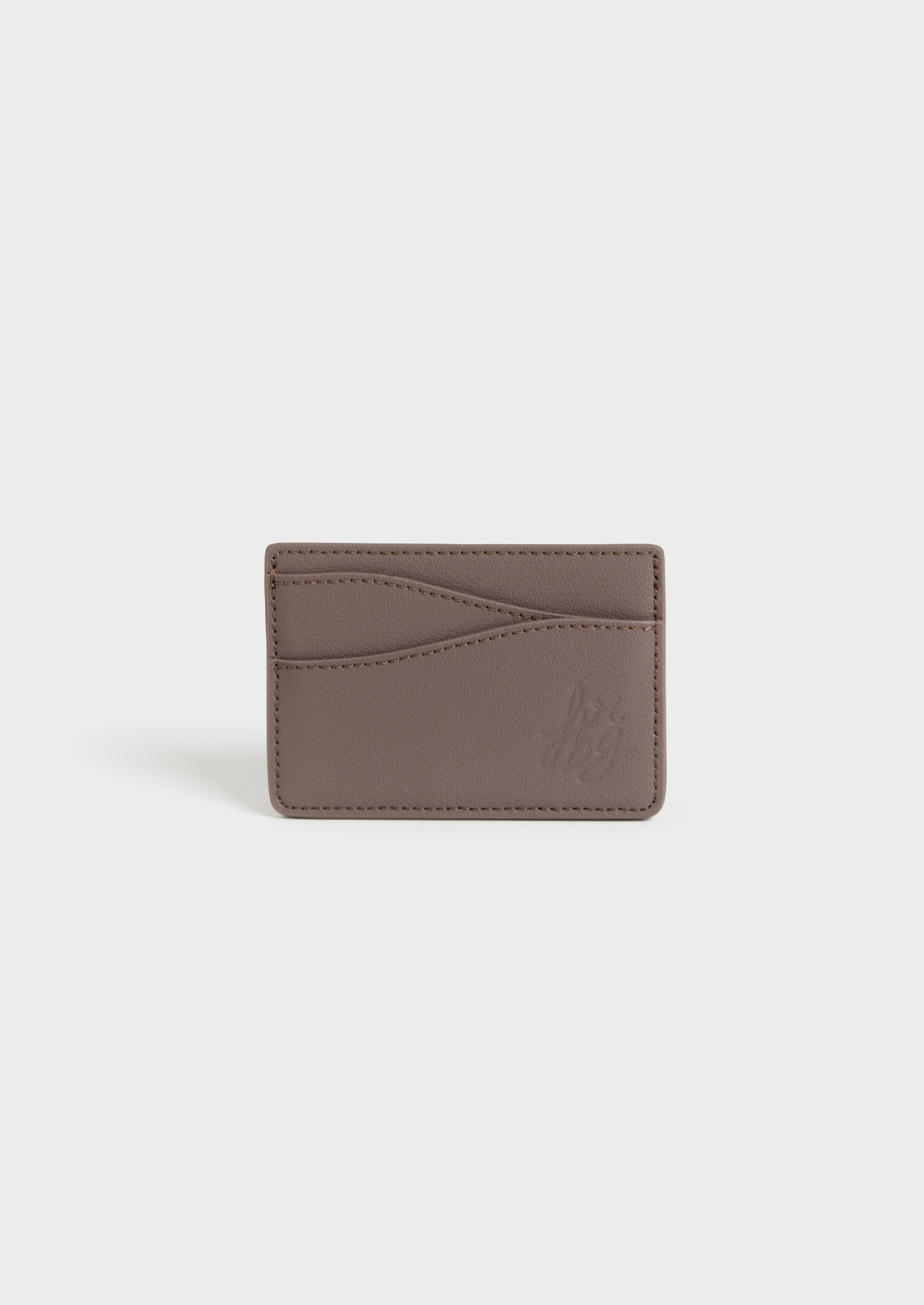 Porte-cartes en cuir taupe avec coutures discrètes et élégantes