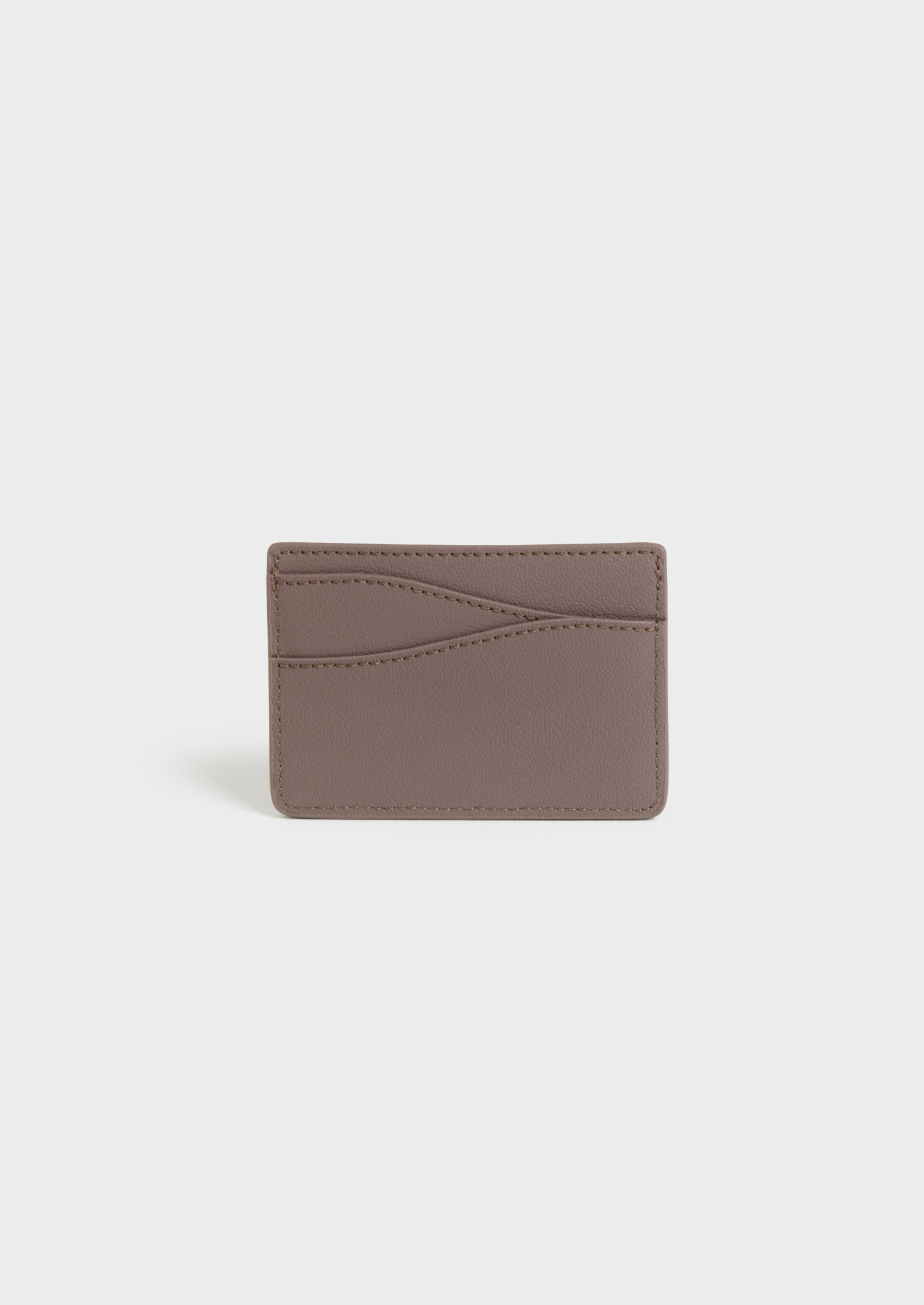 Porte-cartes en cuir taupe avec coutures discrètes et élégantes