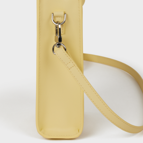 Sac jaune pastel avec bandoulière détachable et attaches métalliques argentées