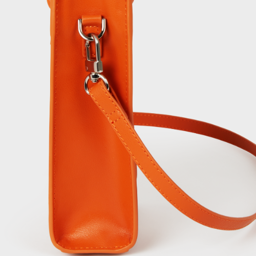 Sac orange avec bandoulière détachable et attaches métalliques argentées